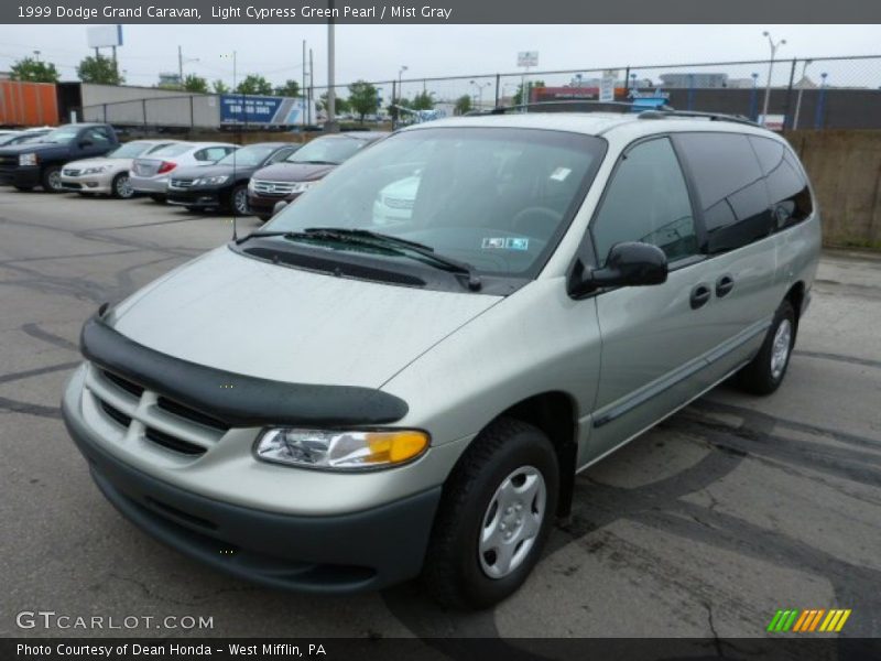 Front 3/4 View of 1999 Grand Caravan 