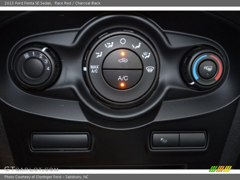 Race Red / Charcoal Black 2013 Ford Fiesta SE Sedan