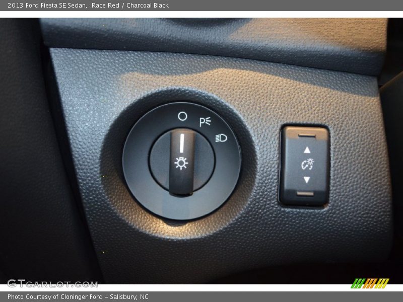 Race Red / Charcoal Black 2013 Ford Fiesta SE Sedan