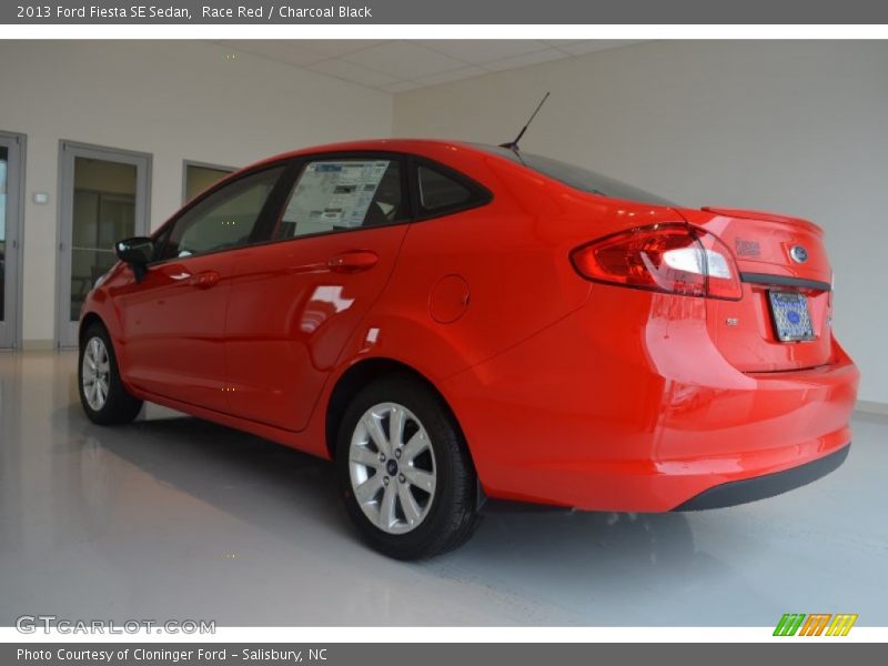 Race Red / Charcoal Black 2013 Ford Fiesta SE Sedan