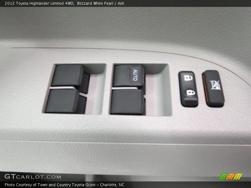 Blizzard White Pearl / Ash 2013 Toyota Highlander Limited 4WD