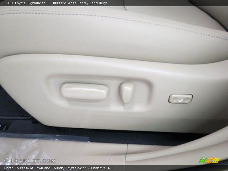 Blizzard White Pearl / Sand Beige 2013 Toyota Highlander SE