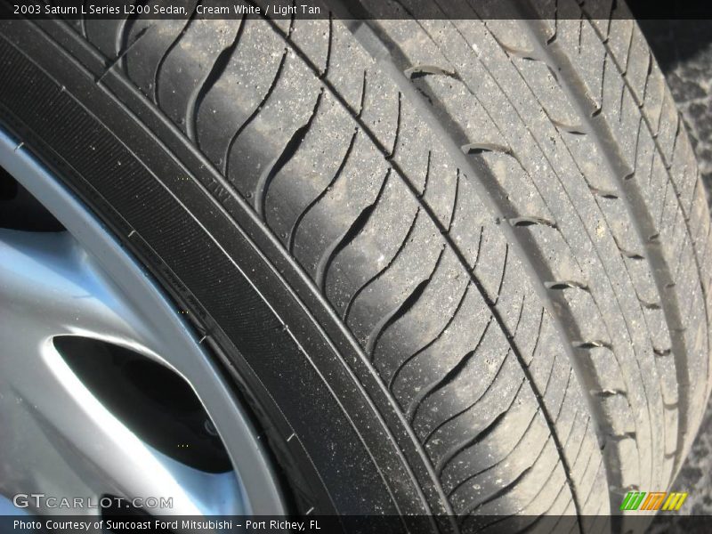 Cream White / Light Tan 2003 Saturn L Series L200 Sedan