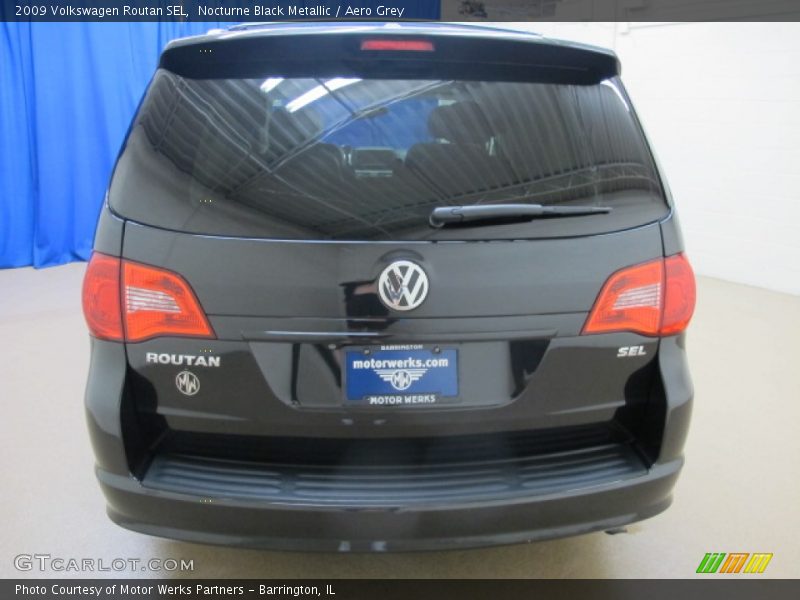 Nocturne Black Metallic / Aero Grey 2009 Volkswagen Routan SEL