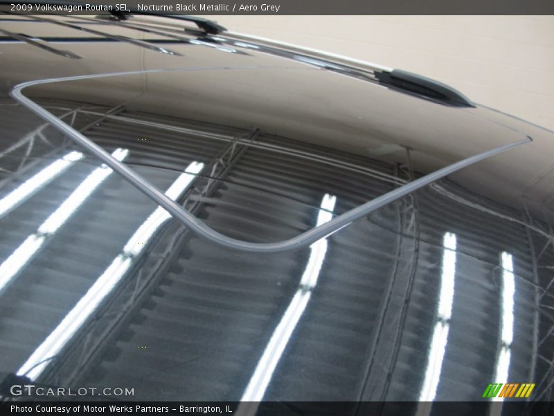 Nocturne Black Metallic / Aero Grey 2009 Volkswagen Routan SEL
