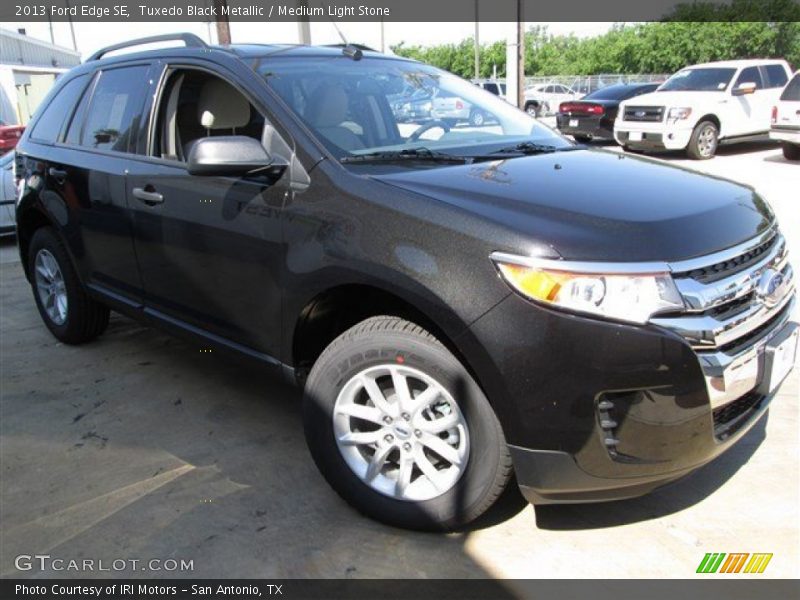 Tuxedo Black Metallic / Medium Light Stone 2013 Ford Edge SE