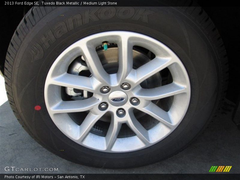 Tuxedo Black Metallic / Medium Light Stone 2013 Ford Edge SE