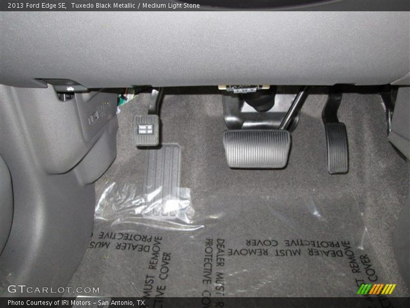 Tuxedo Black Metallic / Medium Light Stone 2013 Ford Edge SE