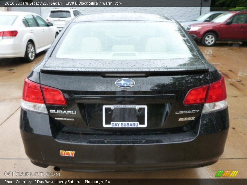 Crystal Black Silica / Warm Ivory 2010 Subaru Legacy 2.5i Sedan