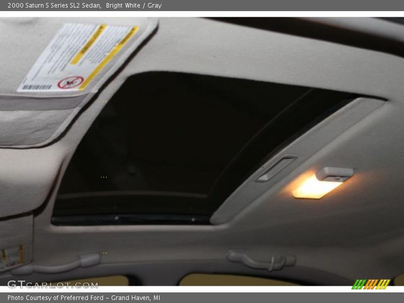 Bright White / Gray 2000 Saturn S Series SL2 Sedan