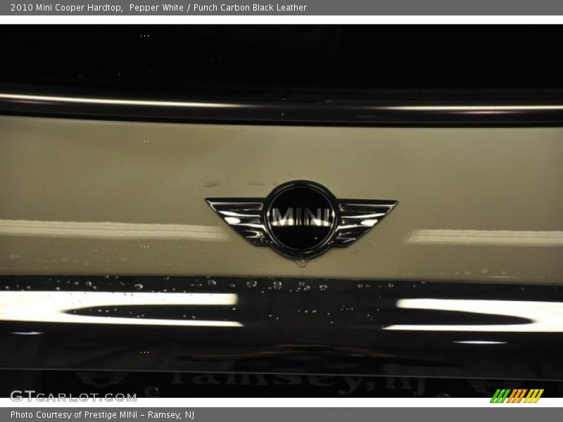 Pepper White / Punch Carbon Black Leather 2010 Mini Cooper Hardtop