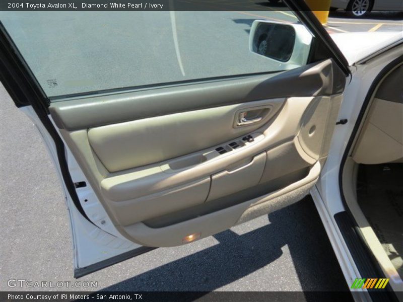 Diamond White Pearl / Ivory 2004 Toyota Avalon XL