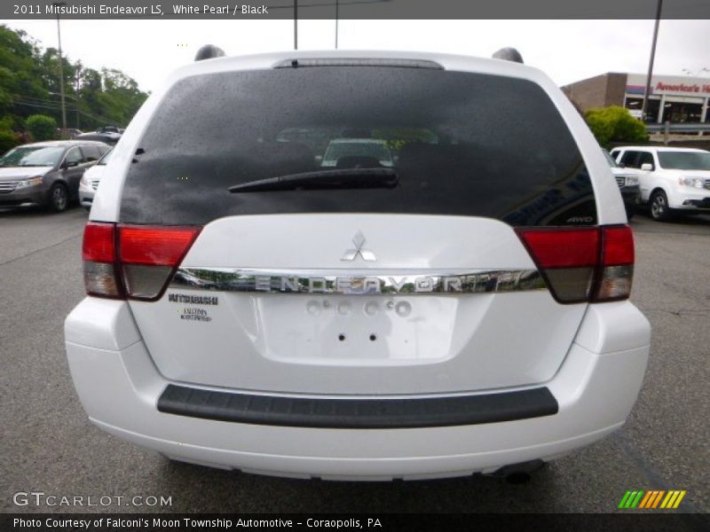 White Pearl / Black 2011 Mitsubishi Endeavor LS