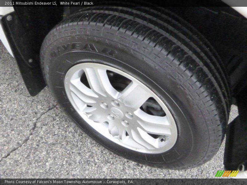 White Pearl / Black 2011 Mitsubishi Endeavor LS