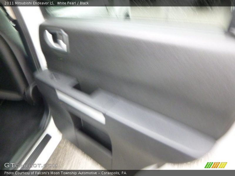 White Pearl / Black 2011 Mitsubishi Endeavor LS