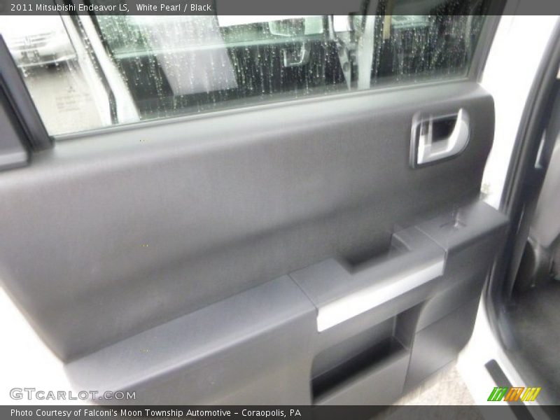 White Pearl / Black 2011 Mitsubishi Endeavor LS