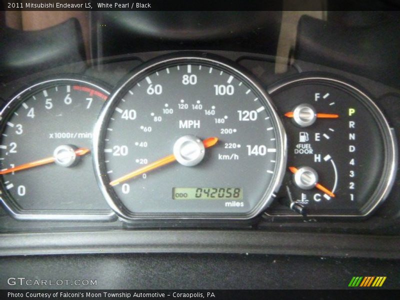 White Pearl / Black 2011 Mitsubishi Endeavor LS