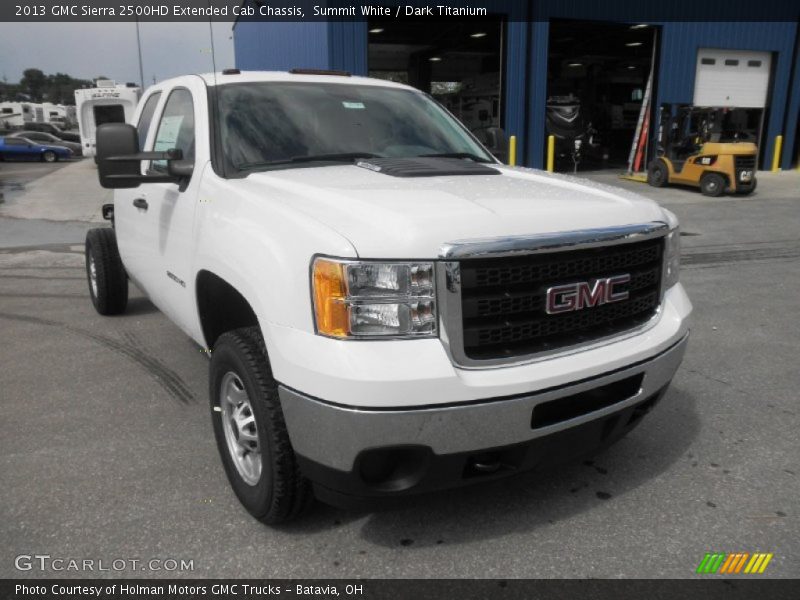 Front 3/4 View of 2013 Sierra 2500HD Extended Cab Chassis