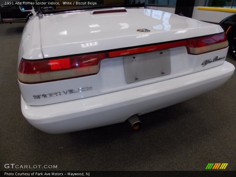 White / Biscuit Beige 1991 Alfa Romeo Spider Veloce