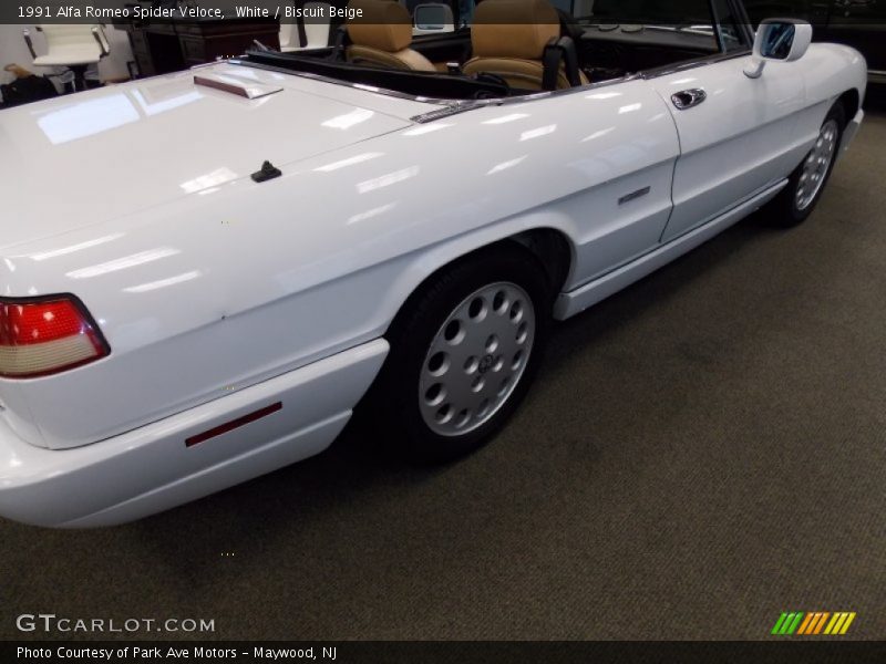 White / Biscuit Beige 1991 Alfa Romeo Spider Veloce