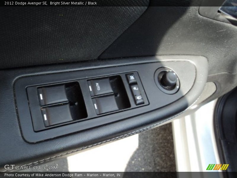 Bright Silver Metallic / Black 2012 Dodge Avenger SE