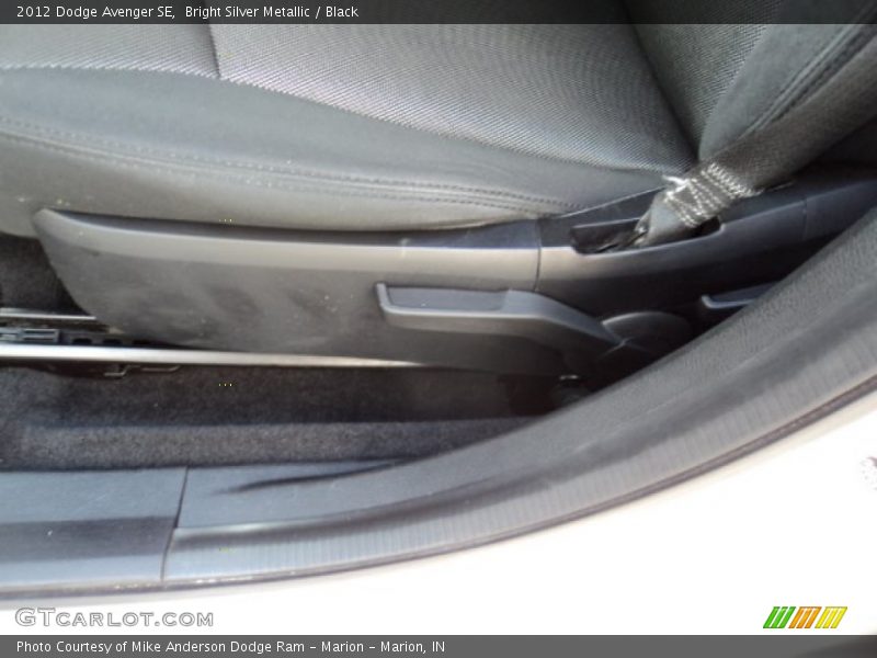 Bright Silver Metallic / Black 2012 Dodge Avenger SE