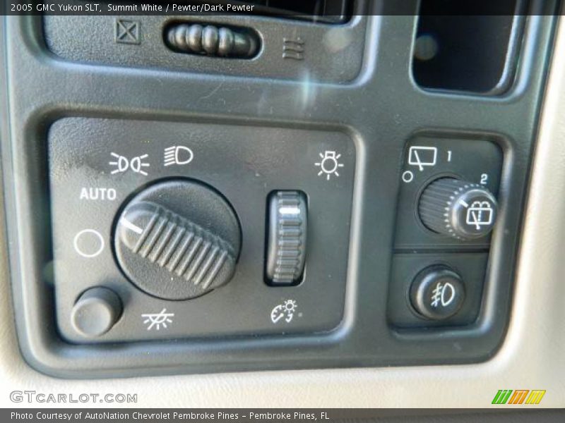 Summit White / Pewter/Dark Pewter 2005 GMC Yukon SLT