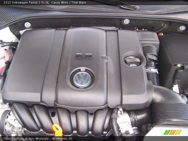 Candy White / Titan Black 2013 Volkswagen Passat 2.5L SE