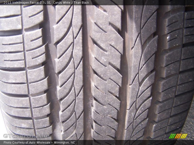 Candy White / Titan Black 2013 Volkswagen Passat 2.5L SE