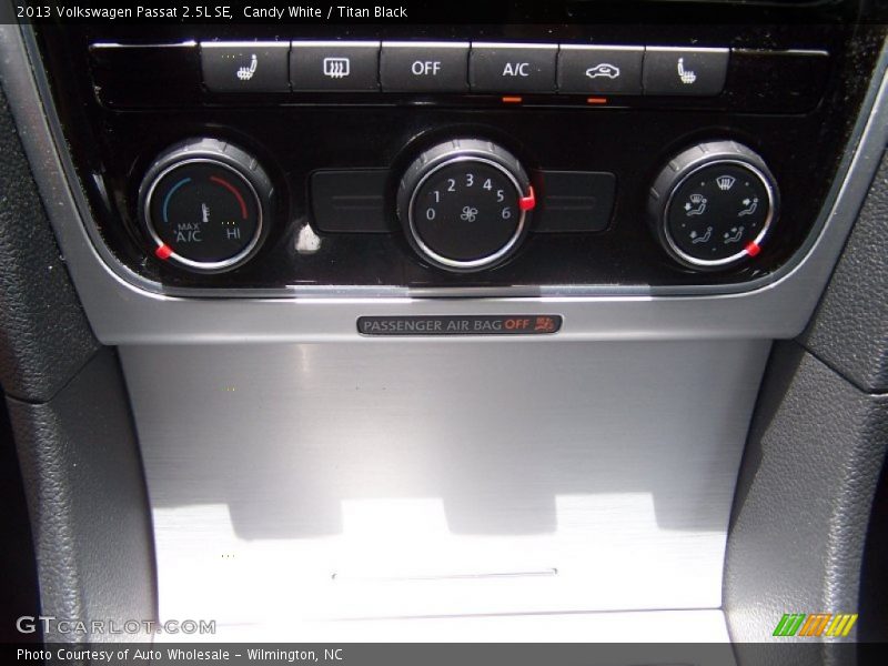 Candy White / Titan Black 2013 Volkswagen Passat 2.5L SE
