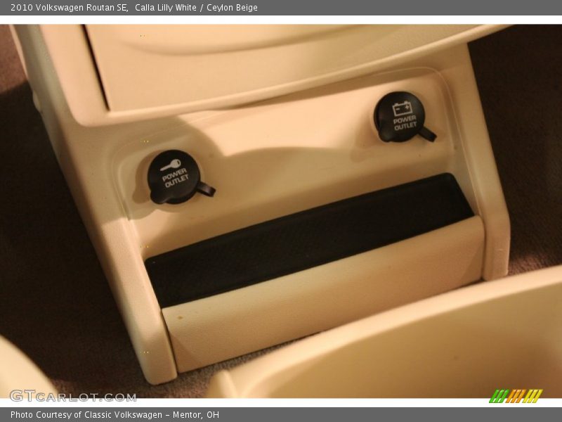 Calla Lilly White / Ceylon Beige 2010 Volkswagen Routan SE