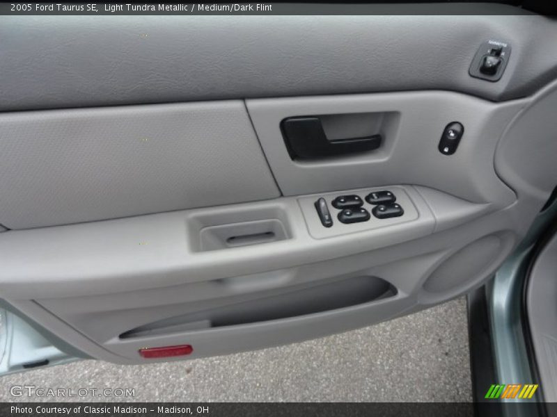 Light Tundra Metallic / Medium/Dark Flint 2005 Ford Taurus SE