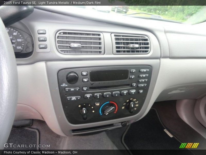 Light Tundra Metallic / Medium/Dark Flint 2005 Ford Taurus SE
