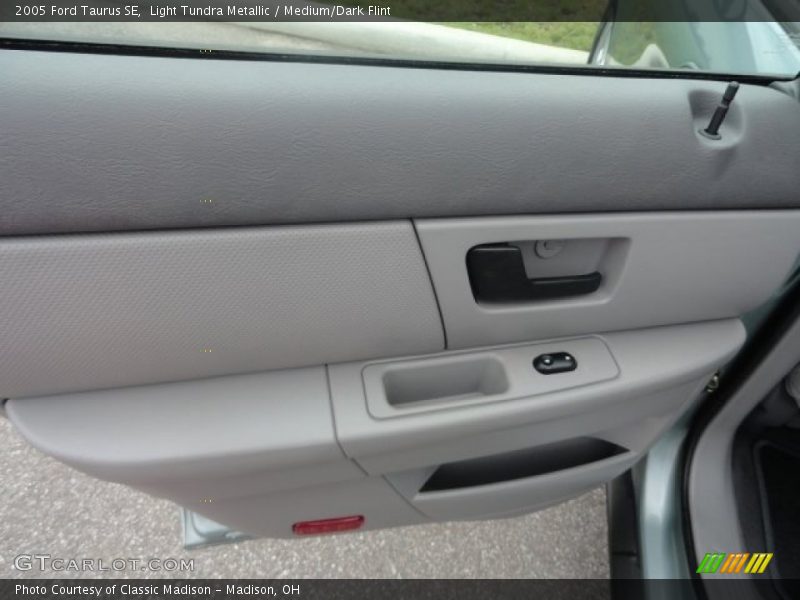 Light Tundra Metallic / Medium/Dark Flint 2005 Ford Taurus SE