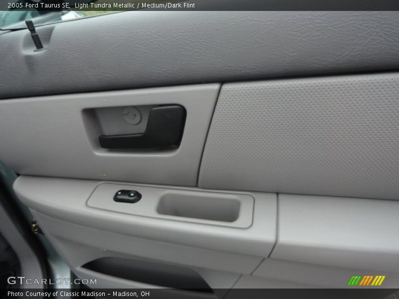 Light Tundra Metallic / Medium/Dark Flint 2005 Ford Taurus SE