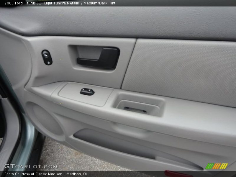 Light Tundra Metallic / Medium/Dark Flint 2005 Ford Taurus SE