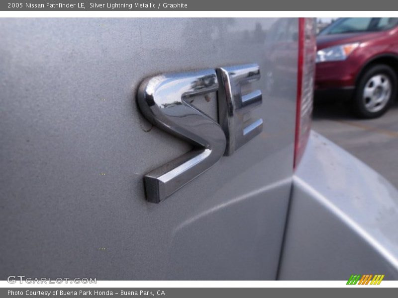 Silver Lightning Metallic / Graphite 2005 Nissan Pathfinder LE