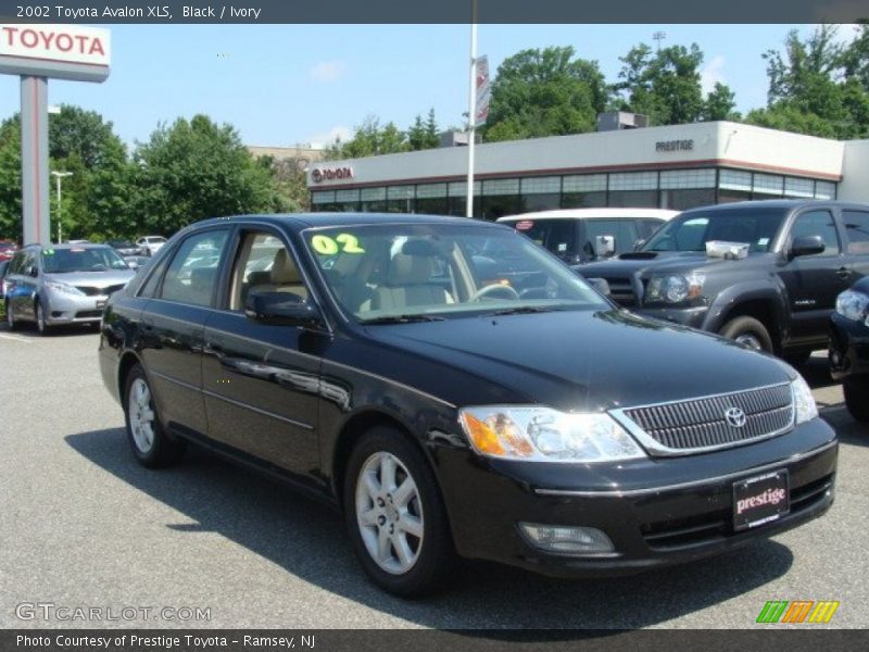 Black / Ivory 2002 Toyota Avalon XLS