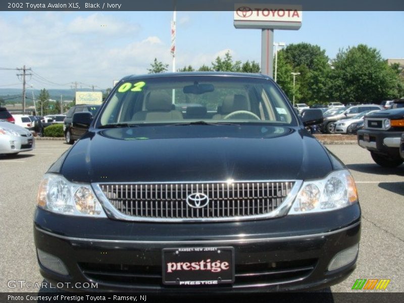Black / Ivory 2002 Toyota Avalon XLS