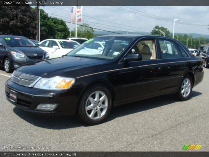 Black / Ivory 2002 Toyota Avalon XLS