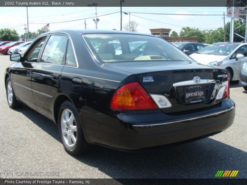 Black / Ivory 2002 Toyota Avalon XLS