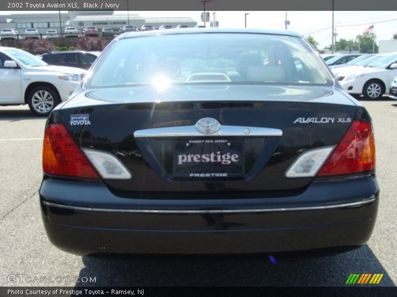 Black / Ivory 2002 Toyota Avalon XLS