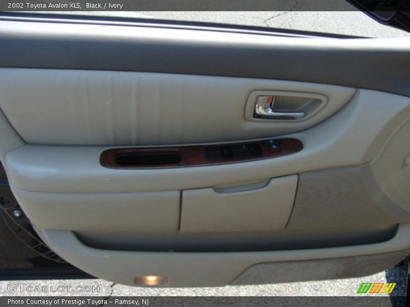 Black / Ivory 2002 Toyota Avalon XLS