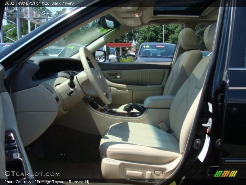 Black / Ivory 2002 Toyota Avalon XLS