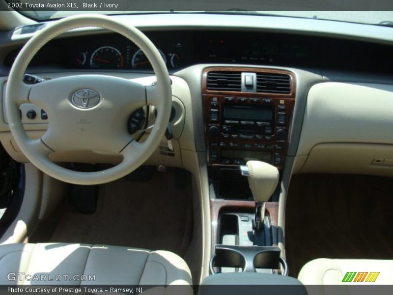 Black / Ivory 2002 Toyota Avalon XLS