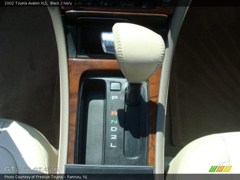Black / Ivory 2002 Toyota Avalon XLS