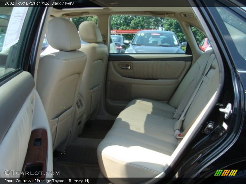 Black / Ivory 2002 Toyota Avalon XLS