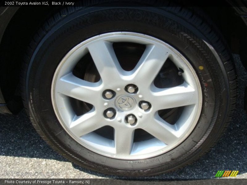 Black / Ivory 2002 Toyota Avalon XLS