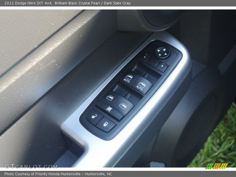 Brilliant Black Crystal Pearl / Dark Slate Gray 2011 Dodge Nitro SXT 4x4