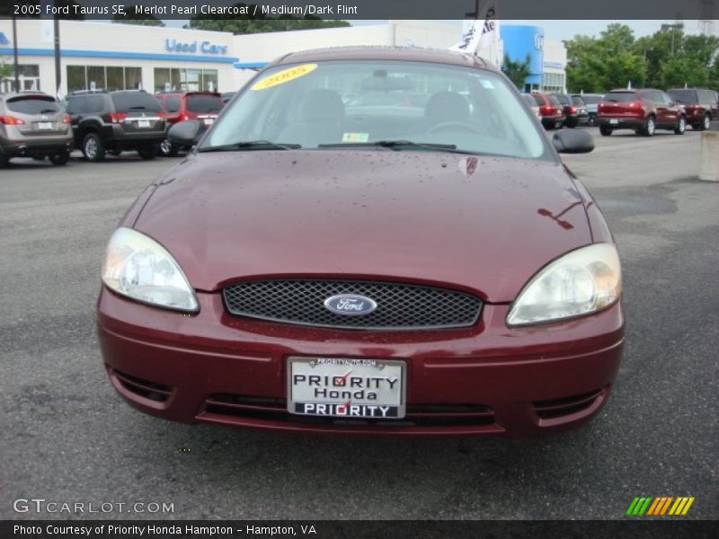Merlot Pearl Clearcoat / Medium/Dark Flint 2005 Ford Taurus SE